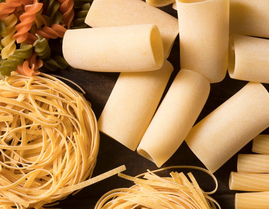 composizione-vista-dall-alto-con-pasta-diversa_23-2148584845